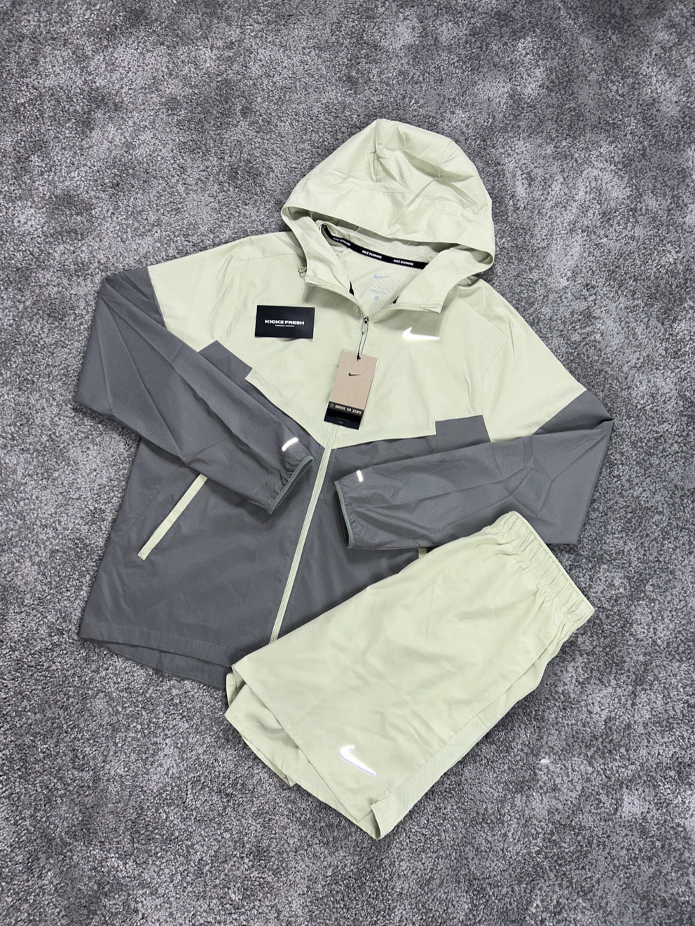NIKE REPEL WINDRUNNER-SET IN OLijF VOOR HEREN