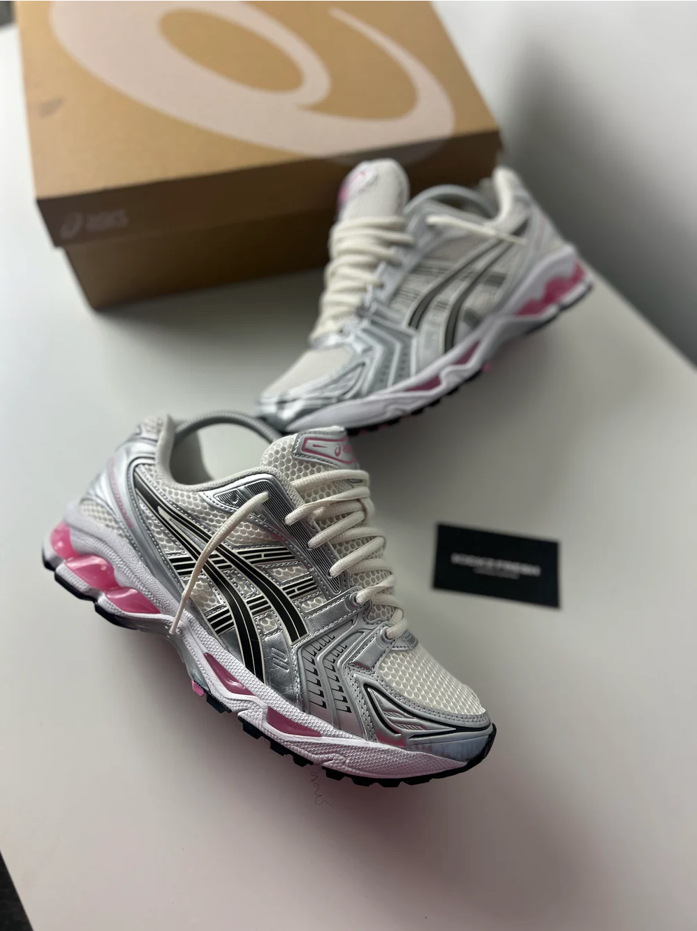 ASICS GEL KAYANO 14 IN CRÈME- EN ROZEKLEUR