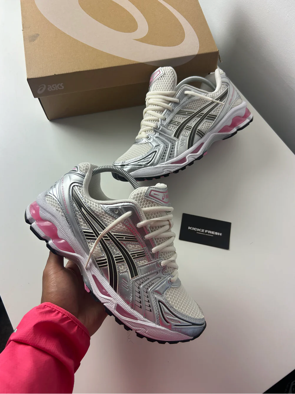 ASICS GEL KAYANO 14 IN CRÈME- EN ROZEKLEUR