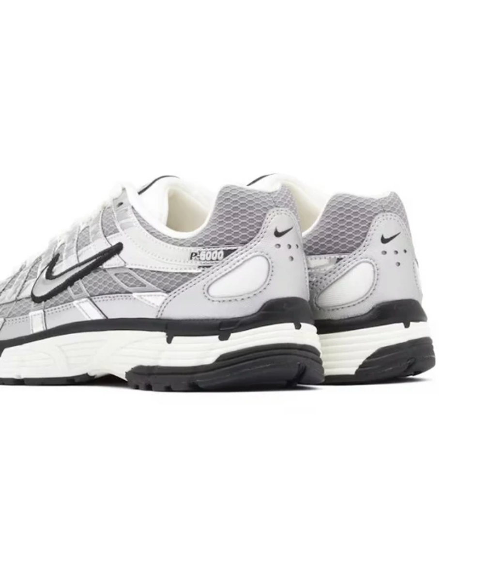 NIKE P-6000 IN METALLISCH ZILVER