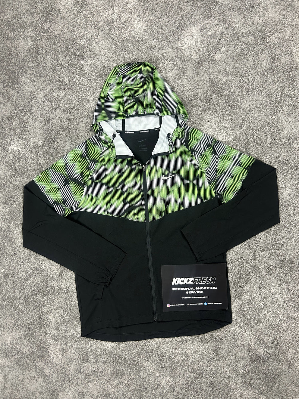 NIKE WINDRUNNER-JAS SOUNDWAVE IN STOOMGROEN