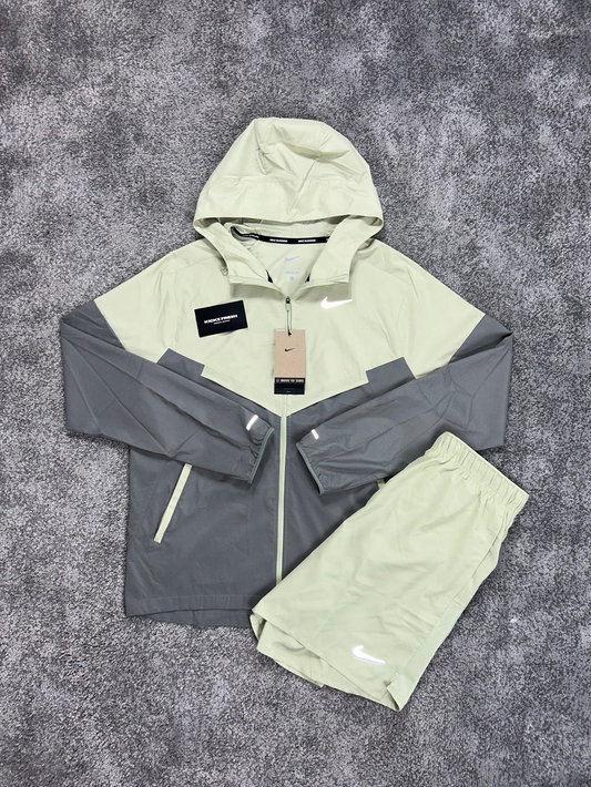 NIKE REPEL WINDRUNNER-SET IN OLijF VOOR HEREN