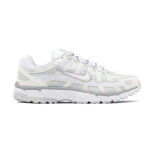 NIKE P-6000 IN PUUR WIT EN PLATINA