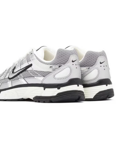 NIKE P-6000 IN METALLISCH ZILVER